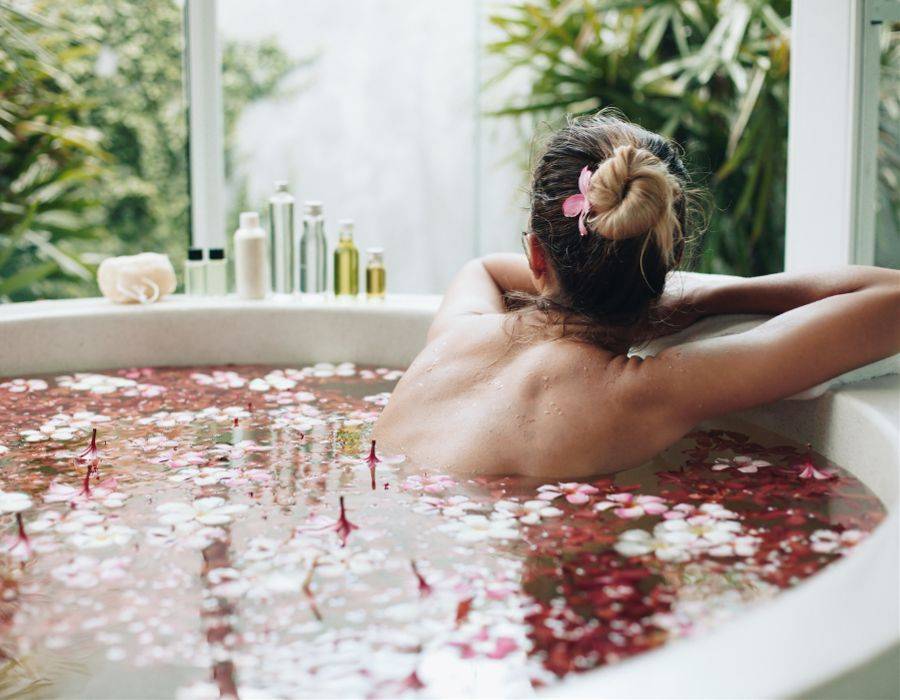 Taking A Bath With Essential Oils 